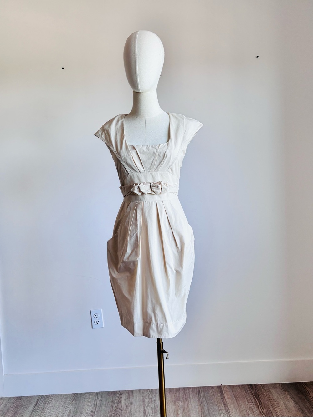 cue cream beige pleated tulip waist bow cap sleeve mini dress size 6